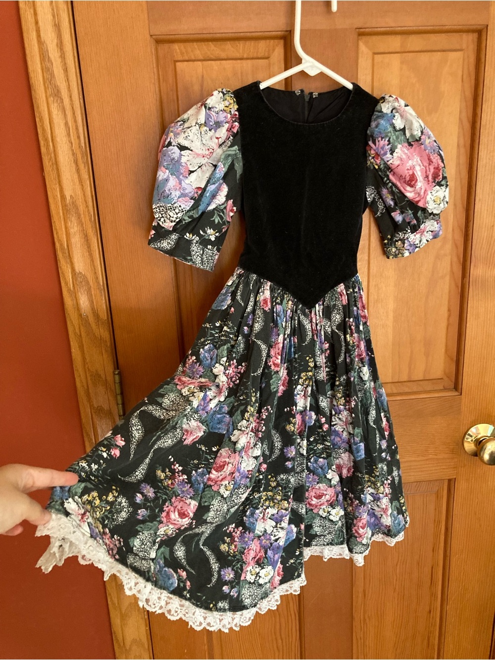 Vintage 80s Handmade Girls Dress Size 6/7 Black Velvet Floral Puff Sleeve Lace